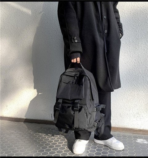 حقيبة ظهر مدرسية باللون الأسود