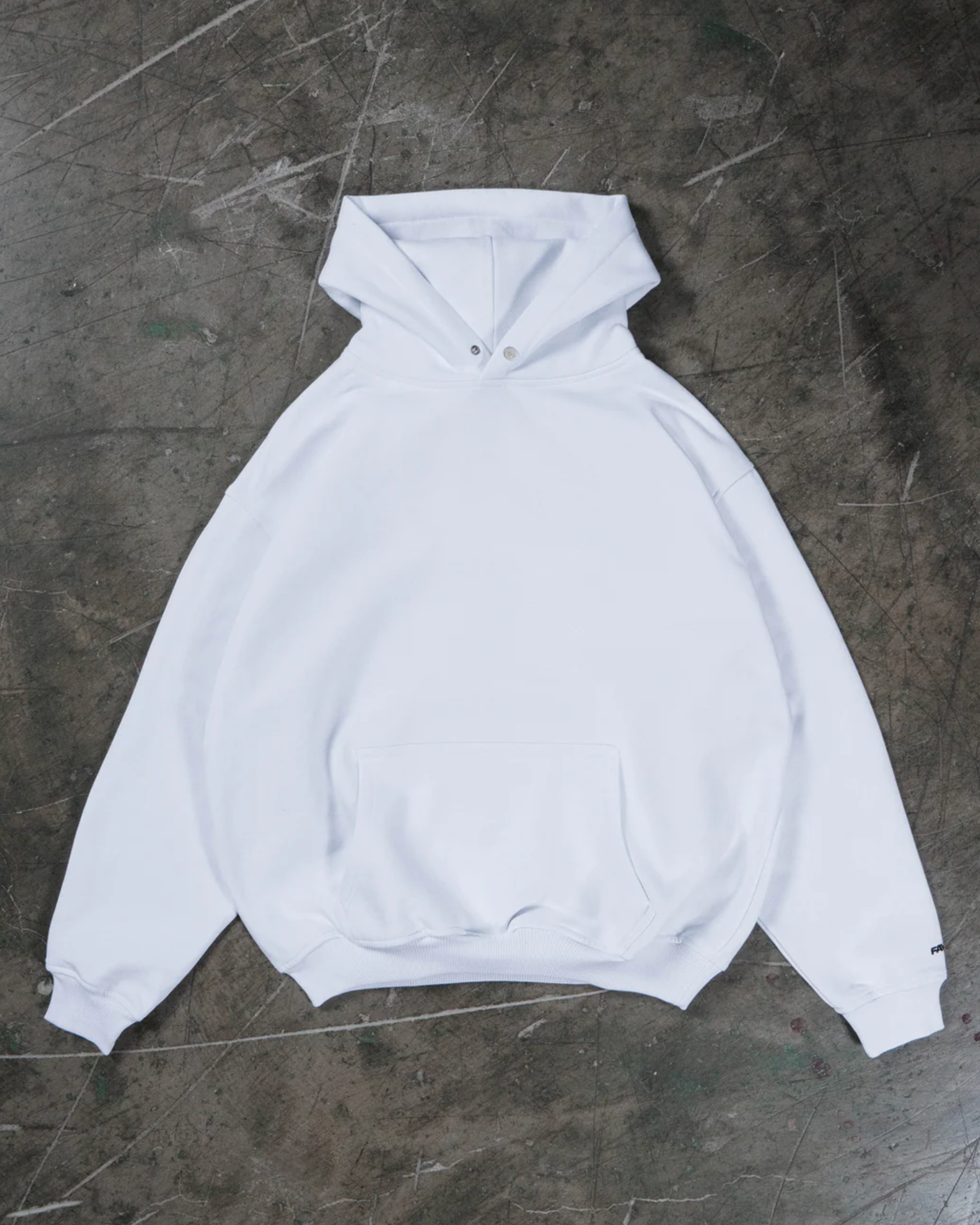 هودي ابيض مبطن بطبعة فراشة