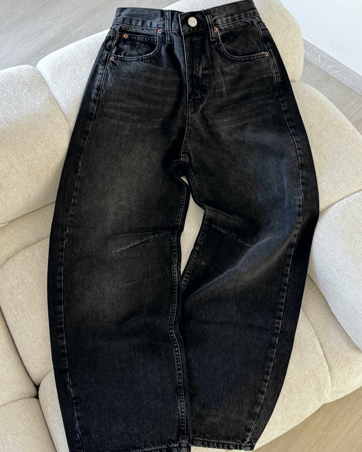 جينز باكي أسود بحزام خلفي نسائي