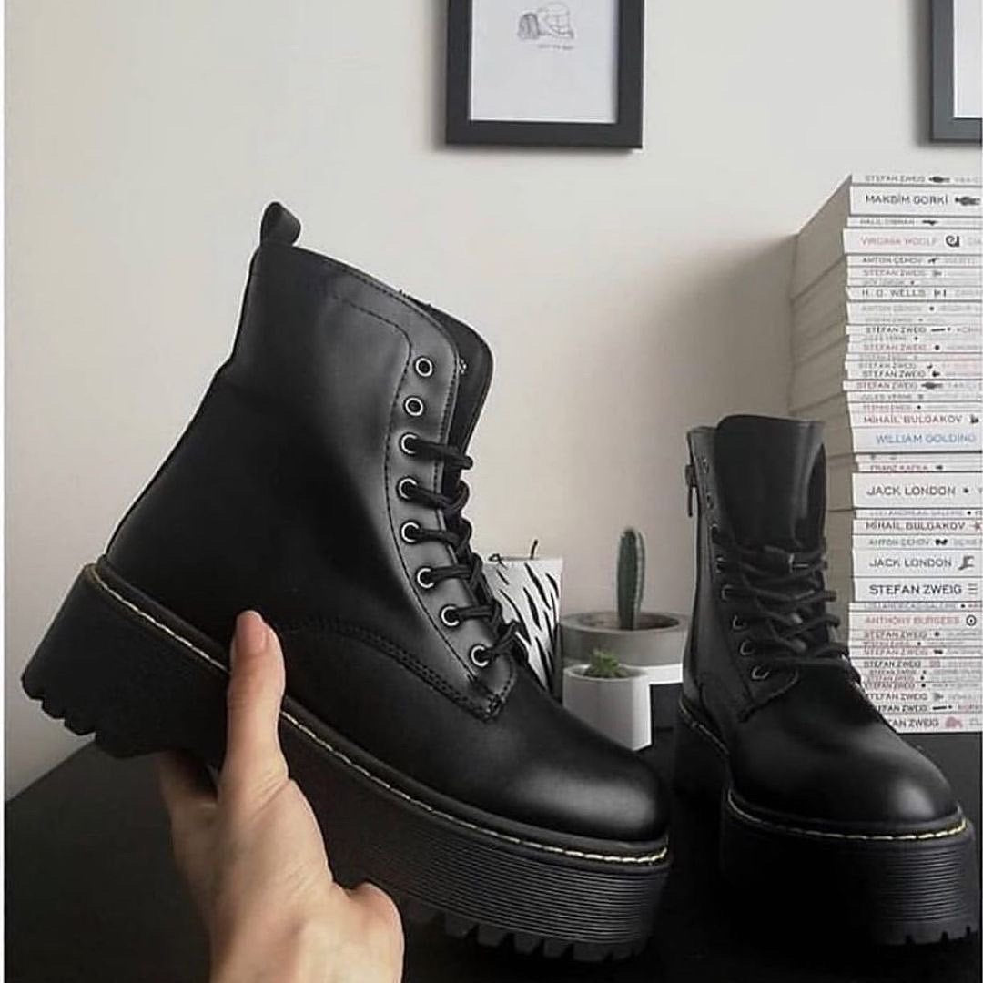 بوت دكتور مارتن أسود